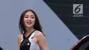 Sales Promotion Girl berpose di sisi mobil yang dipamerkan pada Indonesia International Motor Show 2018 di JIExpo, Jakarta, Kamis (19/4). 38 merek kendaraan dipamerkan dan 350 perusahaan ikut dalam IIMS 2018. (Liputan6.com/Helmi Fithriansyah)