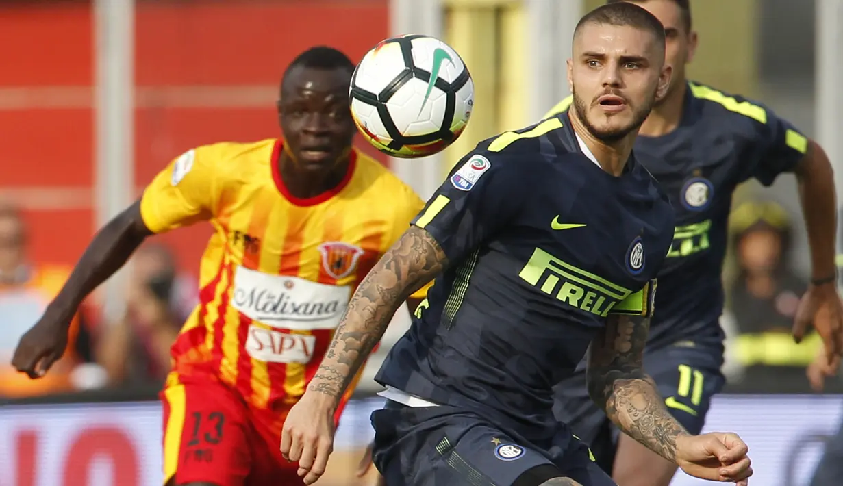 Pemain Inter Milan, Mauro Icardi (kanan) melewati adangan pemain Benevento pada lanjutan Serie A di Ciro Vigorito Stadium, Benevento, (01/10/2017). Inter Milan menang 2-1. (AFP/Carlo Hermann)