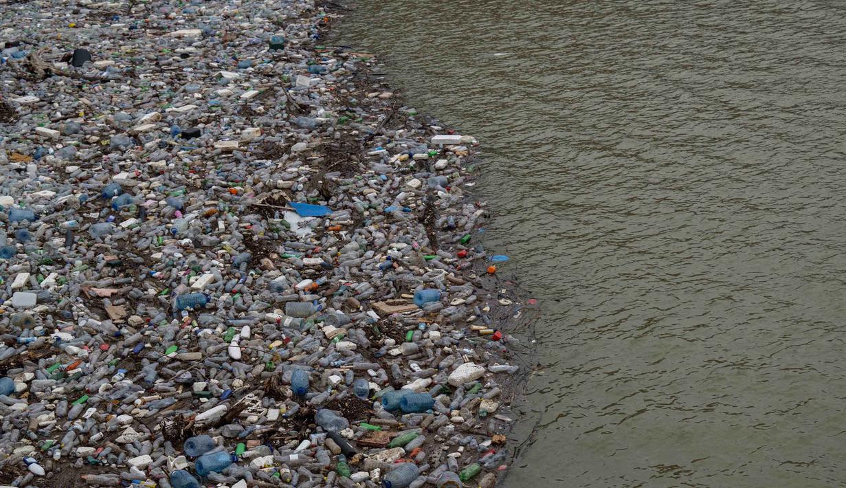 Selain sampah plastik maupun lainnya, waduk ini sering mengalami peningkatan kadar mangan yang melebihi batas aman, seperti yang pernah terjadi pada akhir 2024. Tampak dala foto, ceceran botol plastik dan sampah lainnya, yang hanyut terbawa hujan, mengapung di sepanjang Waduk Badovc di dekat Pristina, Kosovo pada Rabu 4 Februari 2026.