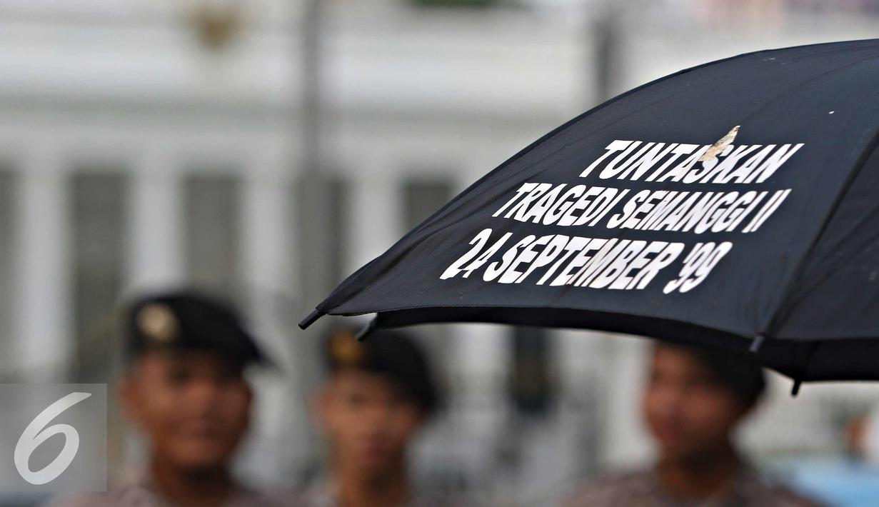 Petugas berjaga saat aksi Kamisan ke-436 di Jakarta, Kamis (24/3). Aksi sekaligus memperingati Hari Internasional untuk Hak atas Kebenaran Terkait Pelanggaran HAM Berat dan Martabat Korban yang jatuh pada 24 Maret. (Liputan6.com/Immanuel Antonius)