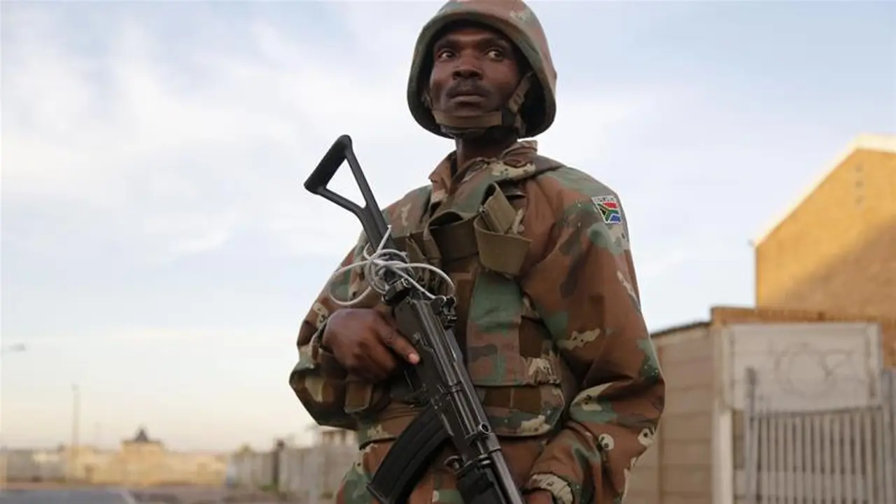 Salah seorang tentara Afrika Selatan berjaga di kota Cape Town yang dilanda kekerasan (AP/Schalk van Zuydam)