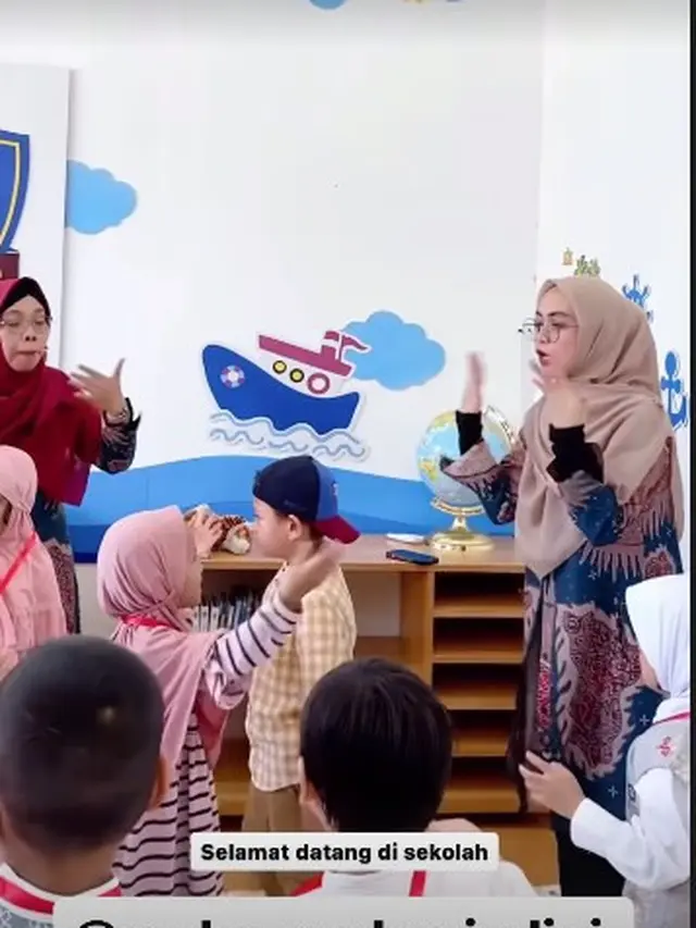 8 Potret Ria Ricis Dirikan Sekolah untuk Anak Usia Dini, Ikut Mengajar