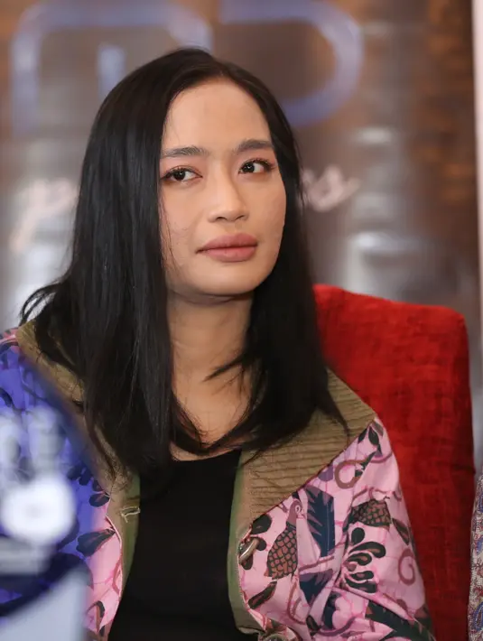 Tya telah menggarap puluhan judul film. Baik sebagai penata musik atau sutradara. Bagi ibu dua anak itu, penghargaan dari Asia Pacific Film Festival (APFF) itu merupakan penghargaan pertamanya di luar Indonesia. (Adrian Putra/Bintang.com)