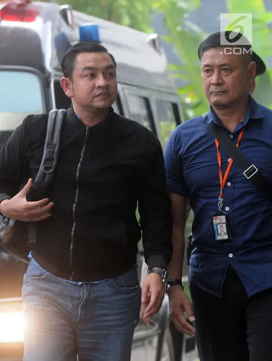 Ajudan Gubernur Aceh Irwandi Yusuf, Hendri Yusrizal (kiri) tiba di Gedung KPK, Jakarta, Rabu (4/7). KPK mengamankan uang Rp 500 juta saat melakukan OTT terhadap Hendri, Gubernur Aceh Irwandi Yusuf, dan Bupati Bener Meriah Ahmadi. (Merdeka.com/Dwi Narwoko)
