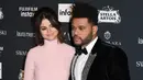 Pasangan selebriti, Selena Gomez dan The Weeknd menghadiri acara New York Fashion Week untuk Harper's Bazaar di New York City, 8 September 2017. Pasangan ini terlihat begitu manis dan mesra saat berpose di atas red carpet. (AFP PHOTO / ANGELA WEISS)