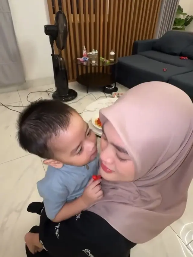 Henny Rahman Pilih Buat Kue Ulang Tahun Sendiri untuk Sang Putra. (instagram/hennyyrahman)