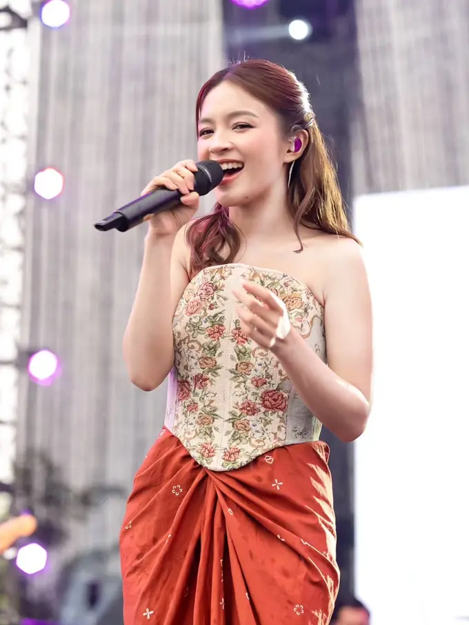 Potret Cantik Elsa Japasal dengan Korset Bunga dan Kain Saat Manggung, Tampilkan Culture ala Gen Z