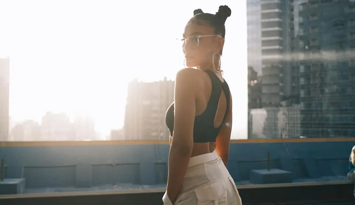 Gaya rambut space bun yang digunakan oleh Agnez Mo ini juga tak lepas dari sorotan. Pasalnya, dirinya terlihat menggemaskan sekaligus menawan. (Liputan6.com/IG/@agnezmo)