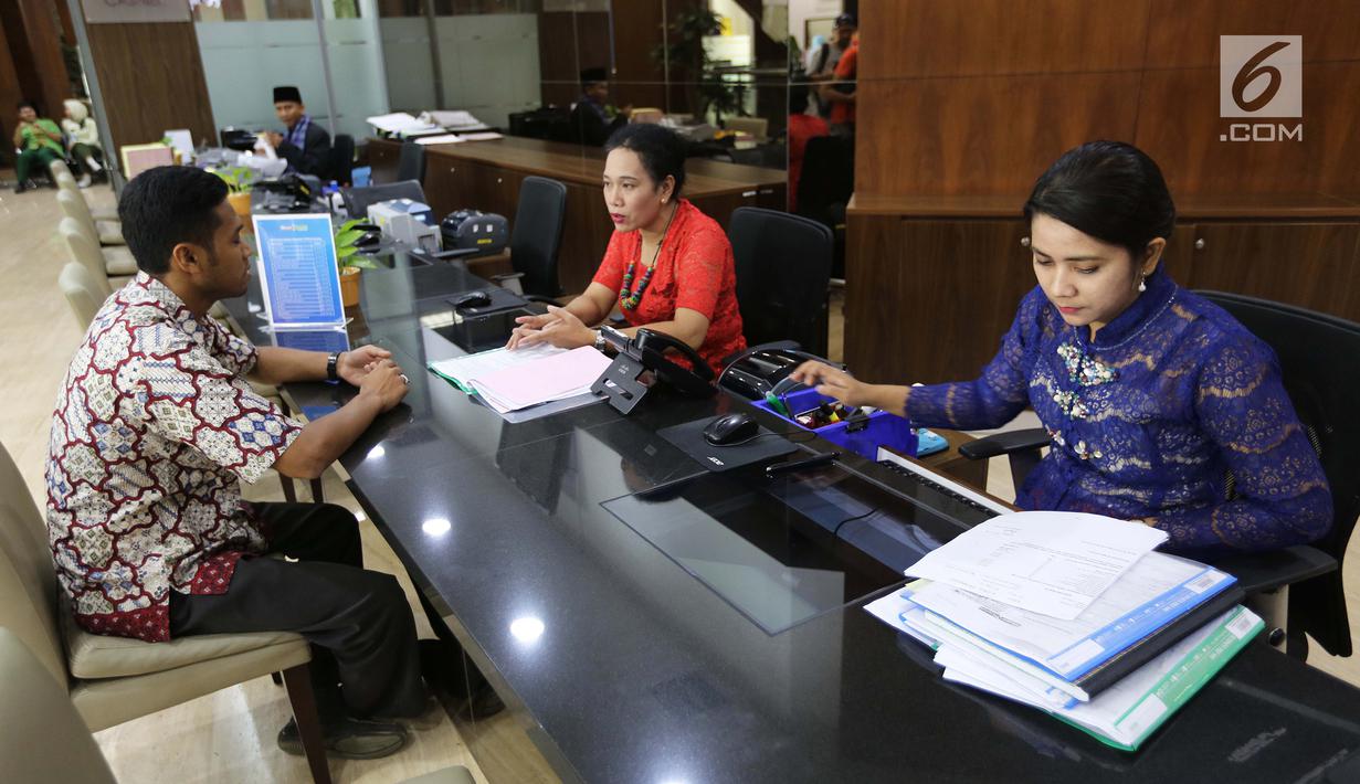 Dua tenaga administrasi kenakan baju kebaya melayani calon pasien saat peringati Hari Kartini di RS Siloam TB Simatupang, Jakarta, Sabtu (21/4). Kegiatan ini untuk mengenang jasa-jasa Kartini sebagai sosok pejuang wanita. (Liputan6.com/Fery Pradolo)