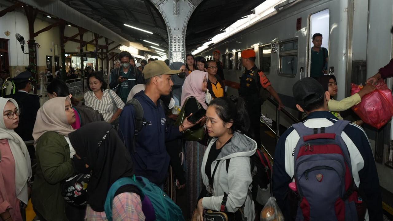 Volume penumpang pada puncak angkutan Nataru 2024/2025 di Staisun Jember (Istimewa)
