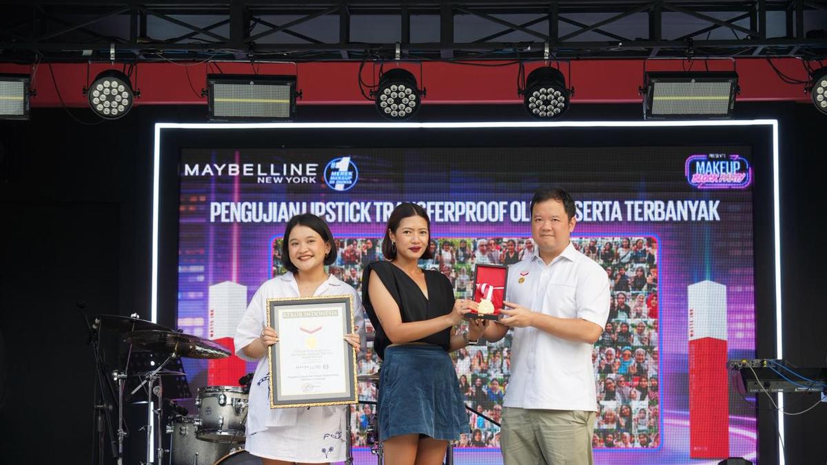 Maybelline New York Rayakan Anniversary dengan Rekor MURI, Hadirkan 100 Shade Lipstik Transferproof