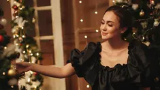 Menyambut perayaan Natal, Rianti Cartwright menjalani sebuah pemotretan. Ia tampak menawan dan simpel mengenakan dress berwarna hitam. Terlihat pula dekorasi pohon natal berwarna hijau dengan pernak-pernik meriah. (Liputan6.com/IG/@riantic)