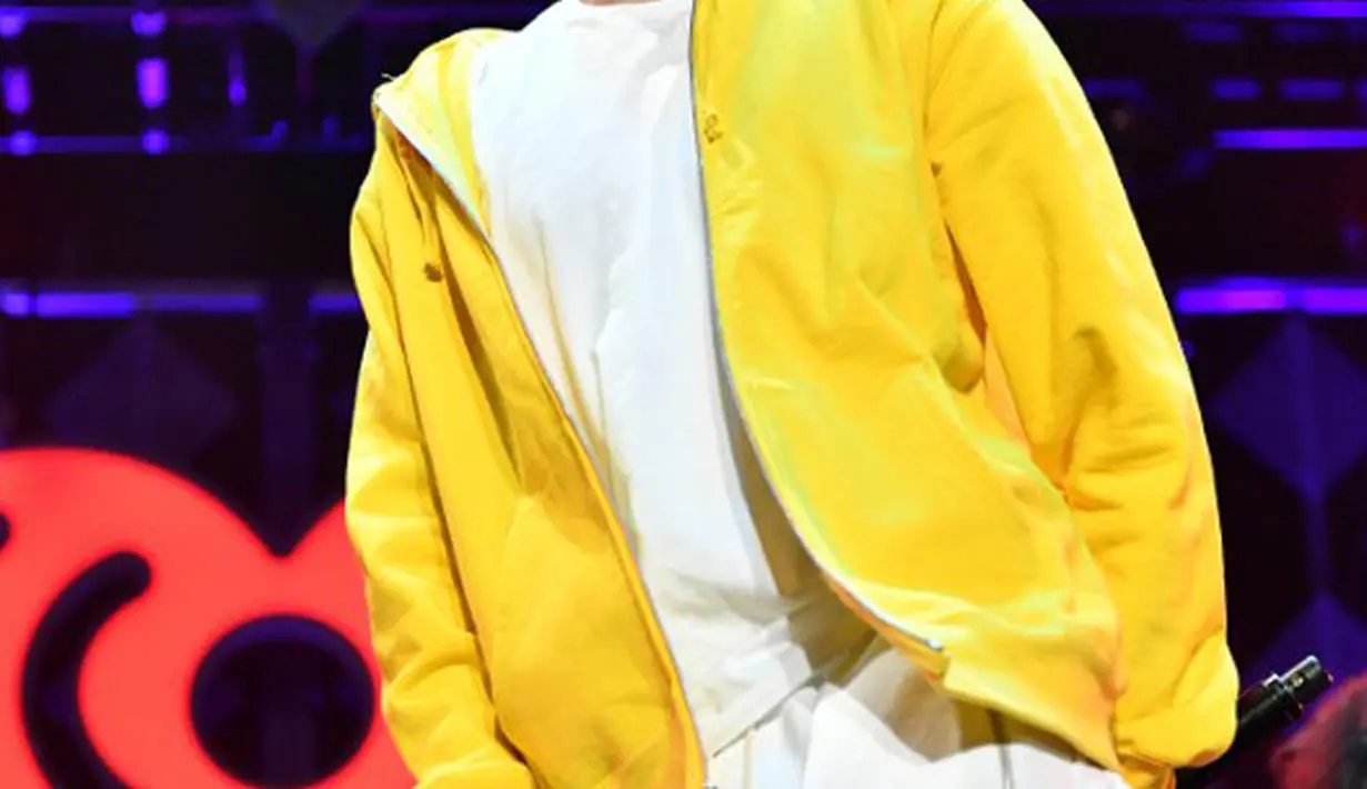 Bukan hal baru jika Justin tertangkap sedang bersama seorang wanita cantik. Namun kali ini cukup mengaggetkan. Pasalnya, Justin dan wanita itu terlihat sedang bermesraan di sebuah mobil. (AFP/Bintang.com)