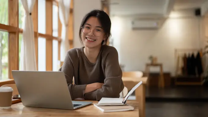 perempuan dan oktober karier