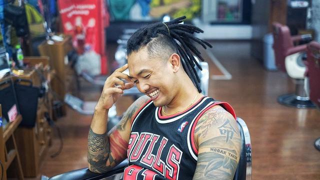 6 Potret Gaya Rambut Gimbal Uus Komika, Sudah Jadi Impian Sejak Kuliah