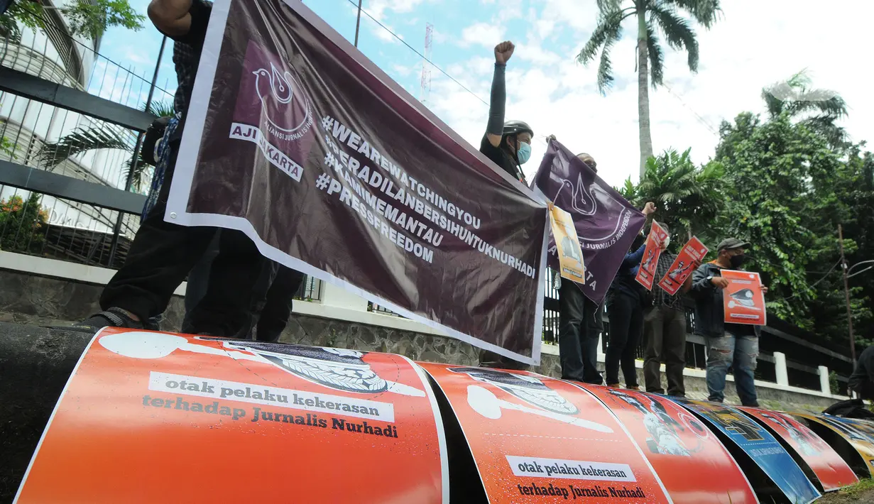 Aliansi Jurnalis Independen (AJI) menggelar aksi demo di depan Kejaksaan Agung, Jakarta, Rabu (1/12/2021). Mereka mendesak Jaksa menuntut maksimal Terdakwa pelaku penganiayaan Jurnalis Tempo Nurhadi di Surabaya yang terjadi pada 27 Maret 2021 lalu. (merdeka.com/Arie Basuki)