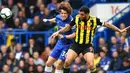 Bek Chelsea, David Luiz, duel udara dengan striker Watford, Troy Deeney, pada laga Premier League di Stadion Stamford Bridge, London, Minggu (5/5). Chelsea menang 3-0 atas Watford. (AFP/Ben Stansall)
