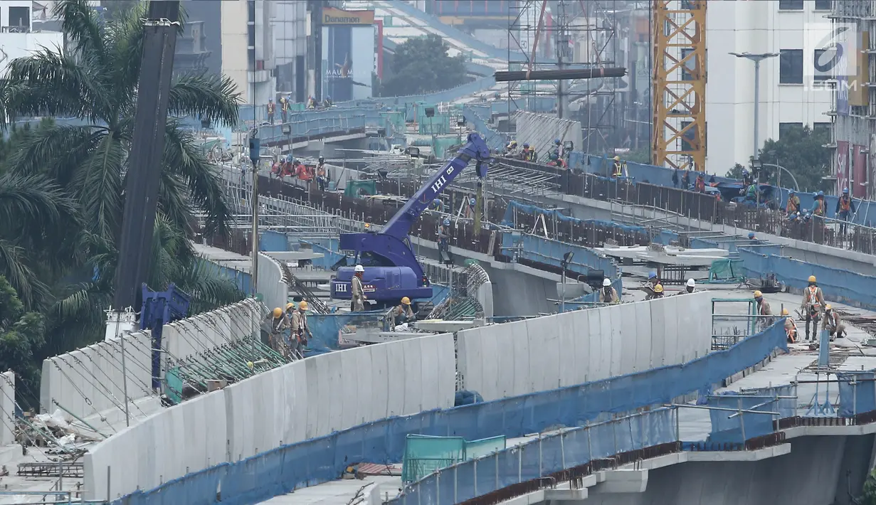 Pekerja menyelesaikan pembangunan proyek Mass Rapid Transit (MRT) di kawasan Blok M, Jakarta, Minggu (13/8). Gubernur DKI Djarot Saiful Hidayat menyatakan uji coba MRT sudah bisa dilakukan April hingga Mei 2018 mendatang. (Liputan6.com/Herman Zakharia)