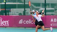 Petenis putri Indonesia, Aldila Sutjiadi berusaha mengembalikan bola ke arah petenis Thailand, Aunchisa Chanta pada pertandingan final tenis beregu putri SEA Games 2023 di Tennis Arena, Morodoc Techo National Stadium, Phnom Penh, Kamboja, Selasa (9/5/2023). Indonesia sempat tertinggal di partai pertama namun sukses menyamakan kedudukan saat partai kedua. Pasangan Aldila dan Jessy kemudian sukses menyegel kemenangan partai ketiga sekaligus memberikan emas ke-24 untuk Indonesia. (Bola.com/Abdul Aziz)