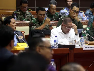 Menhan Ryamizard Ryacudu dan Panglima TNI Marsekal Hadi Tjahjanto saat rapat kerja dengan Komisi I DPR di Jakarta, Senin (29/1). (Liputan6.com/JohanTallo)