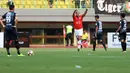 Pemain depan Persija, Bruno Da Silva Lopes merayakan gol penyeimbang saat laga melawan PSM Makassar pada lanjutan Liga 1 Indonesia di Stadion Patriot Candrabhaga, Bekasi, Selasa (15/8). Laga berakhir imbang 2-2. (Liputan6.com/Helmi Fithriansyah)