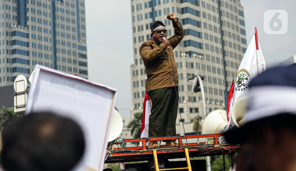 Karyawan Perhutani berorasi saat menggelar aksi damai di kawasan Patung Kuda, Jakarta, Rabu (20/7/2022). Massa menyampaikan kepada masyarakat Indonesia dan pemerintah peran strategis Hutan Jawa dalam mendukung kehidupan baik dari aspek ekologis, tata air, mitigasi bencana, perlindungan keanekaragaman hayati, perekonomian, sosial dan budaya mengingat peran strategis tersebut. (Liputan6.com/Faizal Fanani)