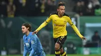 Penyerang Borussia Dortmund, Pierre-Emerick Aubameyang, merayakan gol ke gawang Augsburg pada laga DFB Pokal di WWK Arena, Kamis (17/12/2015) dini hari WIB. (AFP/Christof Stache)