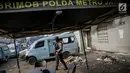 Anggota Brimob mengecek kondisi dekat TKP bom bunuh diri di Halte TransJakarta Terminal Kampung Melayu, Kamis (26/5). Bom Kampung Melayu yang terjadi Rabu malam menewaskan tiga polisi dan dua orang yang diduga pelaku. (Liputan6.com/Faizal Fanani)