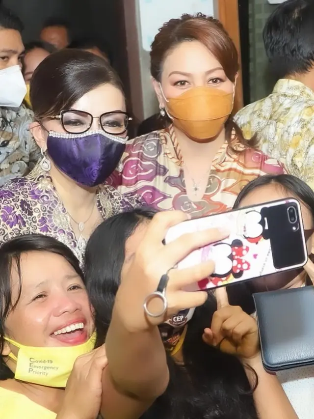 6 Potret Kedekatan Michaela Paruntu dengan Kakak Christiany Paruntu Bupati Minahasa Selatan