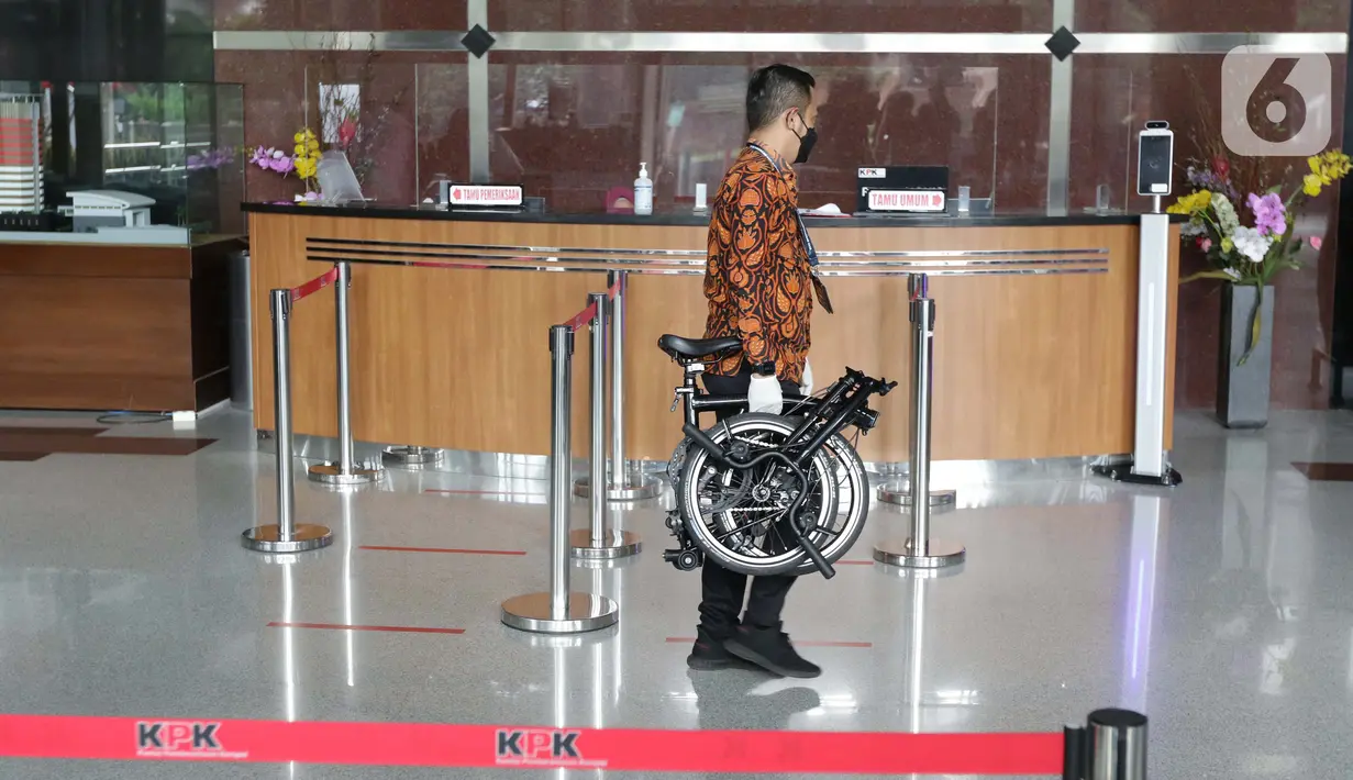 Petugas KPK membawa sepeda yang diserahkan perantara anggota Komisi II DPR Fraksi PDIP Ihsan Yunus, Agustri Yogasmara di Gedung KPK, Jakarta, Rabu (10/2/2021). Agustri menyerahkan dua unit sepeda kepada KPK terkait kasus suap pengadaan bansos untuk Jabodetabek 2020. (Liputan6.com/Helmi Fithriansyah)