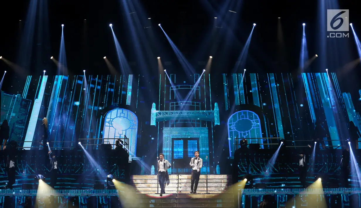 TVXQ tampil menghibur penonton saat konser perdana bertajuk Circle di ICE BSD, Tangerang, Sabtu (31/8/2019). Boyband TVXQ dengan personel Shim Changmin dan U-Know Yunho mengawali konser dengan membawakan lagu Bounce, Something dan Top of The World. (Liputan6.com/Fery Pradolo)
