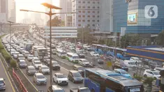 Kendaraan terjebak kemacetan saat melintasi kawasan Mampang, Jakarta, Senin (29/6/2020). Semakin tingginya mobilitas warga selama masa transisi PSBB menyebabkan jalan-jalan protokol Ibu Kota kembali dihiasi kemacetan parah setiap pagi dan sore hari. (Liputan6.com/Immanuel Antonius)