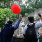 Pengunjung memberi makan gajah di  Taman Margasatwa Ragunan (TMR), Jakarta, Sabtu (23/10/2021). Mulai hari ini TMR ragunan dibuka untuk umum dengan menerapkan protokol kesehatan yang ketat. (merdeka.com/Arie Basuki)