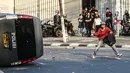 Massa terlibat bentrok dengan aparat kepolisian di kawasan Pejompongan, Jakarta, Rabu (7/10/2020). Belum bisa dipastikan apakah aksi tersebut berkaitan dengan isu aksi penolakan pengesahan UU Omnibus Law Cipta Kerja. (Liputan6.com/Faizal Fanani)