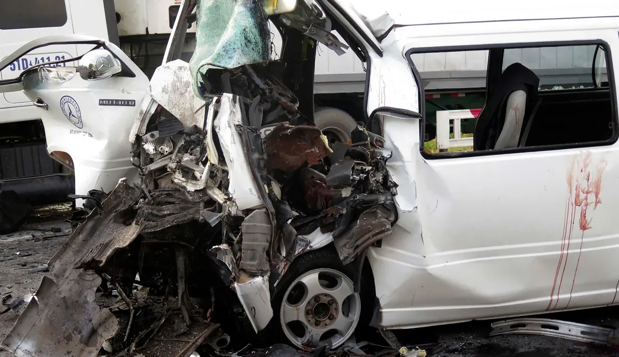 Kondisi mobil van yang membawa rombongan pengantin menuju ke pesta pernikahan setelah terlibat kecelakaan di Quang Nam, Vietnam, Senin (30/7). Pihak kepolisian sedang menyelidiki sebab kecelakaan tersebut. (Do Van Truong/Vietnam News Agency via AP)