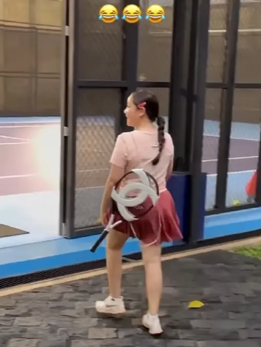 Tentu bukan sembarang tenis, karena beberapa waktu lalu, sempat tersebar video di mana Nagita Slavina masuk ke lapangan dan memamerkan raket terbarunya kepada sang adik. Foto: Instagram.
