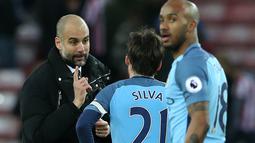 Pelatih Manchester City, Pep Guardiola (kiri) memberikan instruksi khusus kepada Daid Silva saat melawan Sunderland pada laga Premier League di Stadium of Light, Sunderland, (5/3/2017). Manchester City menang 2-0.  (AFP/Scott Heppell)
