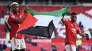 Paul Pogba dan Amad Diallo pun menjadi pesepakbola profesional yang mengekspresikan solidaritas mereka untuk rakyat Palestina. Keduanya memang merupakan pemain Muslim di skuad United. (Foto: AFP/Pool/Laurence Griffiths)