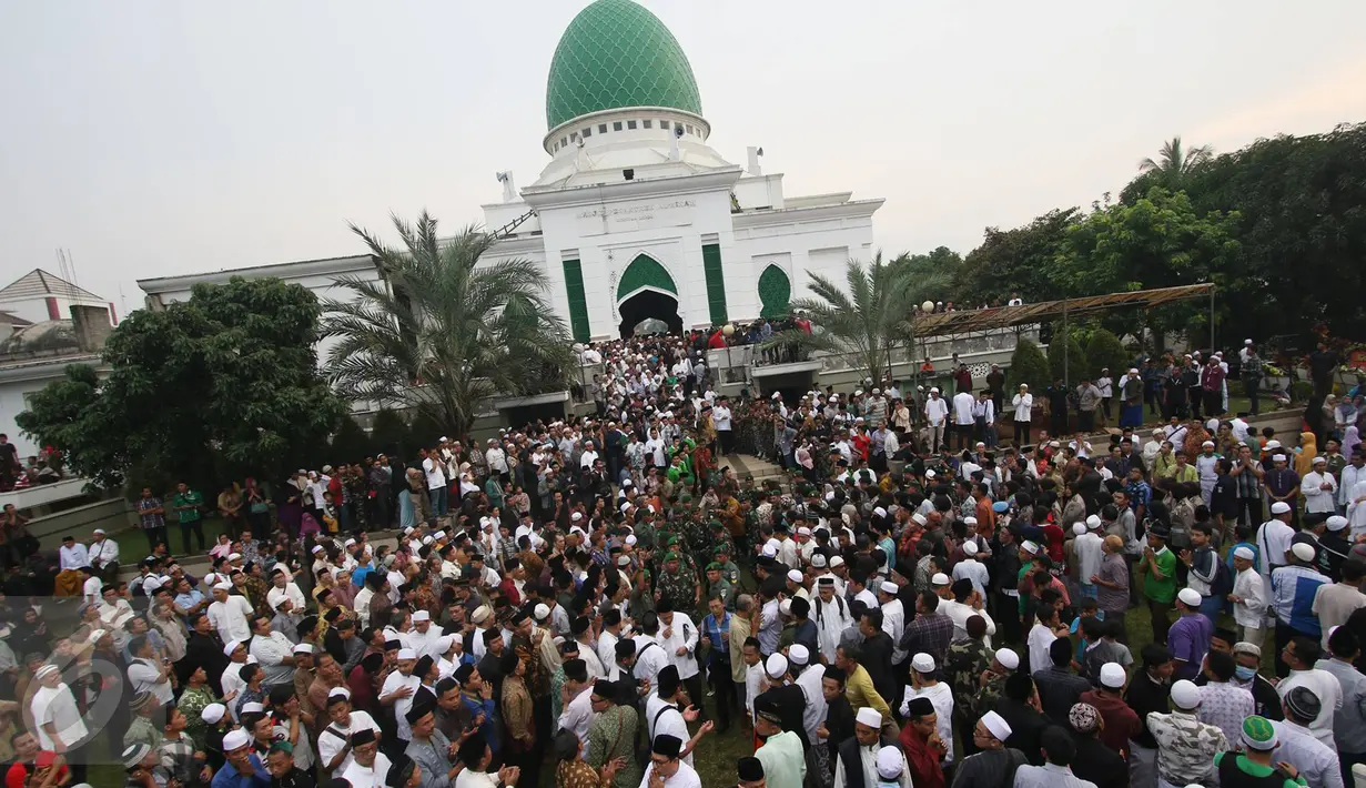 Ribuan pelayat saat menanti kedatangan jenazah tokoh PBNU KH Hasyim Muzadi di Ponpes Al-Hikam, Kukusan, Beji, Depok, Kamis (16/3). KH Hasyim Muzadi wafat di usia 73 tahun, Kamis pagi sekitar pukul 06.15 WIB. (Liputan6.com/Immanuel Antonius)