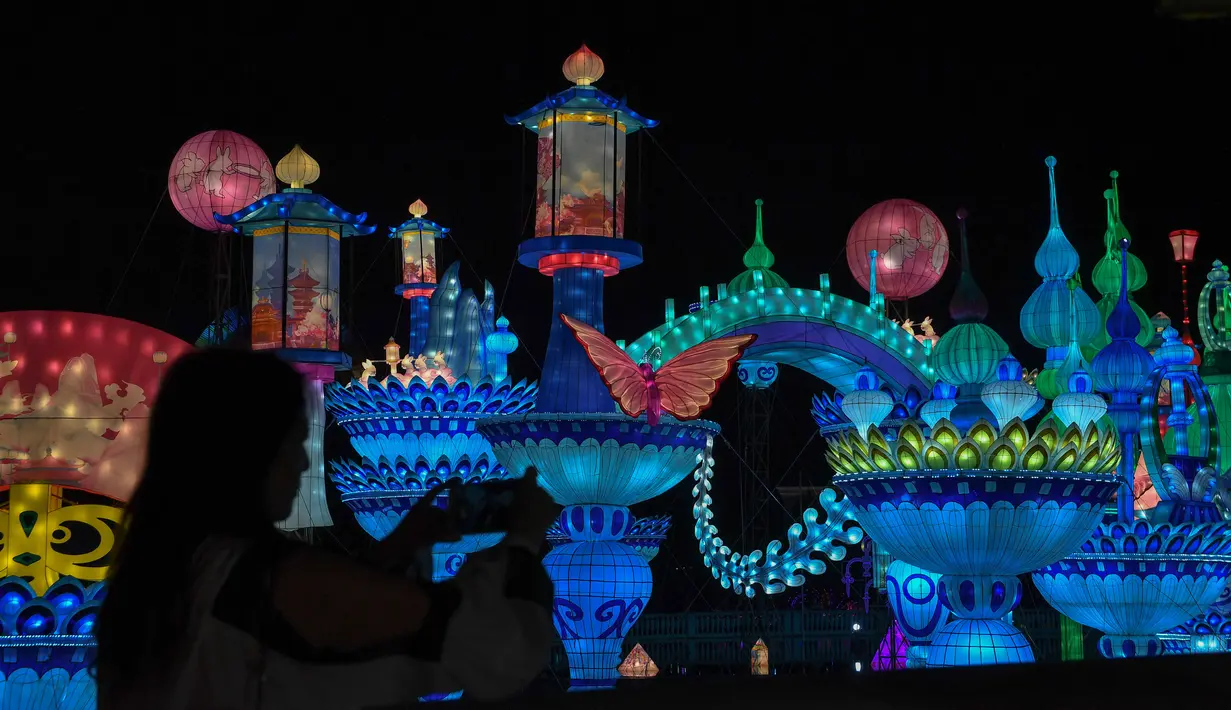 Seorang pengunjung mengambil foto pada pameran lentera yang diadakan di Changying Century City di Changchun, ibu kota Provinsi Jilin, China timur laut (26/6/2020). Lentera warna-warni dinyalakan di Changying Century City selama hari libur Festival Perahu Naga. (Xinhua/Zhang Nan)