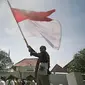 Seorang pejuang kemerdekaan mengibarkan bendera merah putih setelah berhasil menduduki kota pada teatrikal serangan umum 1 maret 1949 di benteng Vredeburg, Yogyakarta, (6/3). (Boy Harjanto)