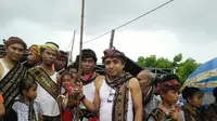 Warga Sabu Raijua sedang mempersiapkan diri mengikuti ritual Dabba Ae (Liputan6.com/Ola Keda)