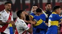 Para pemain River Plate dan Boca Juniors terlibat adu jotos pada akhir laga, Senin (8/10/2023) pagi WIB. (AFP/Luis Robayo)