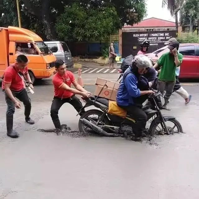 8 Momen Apes Kendaraan Terjebak di Jalan Sempit Hingga Dicor Semen Ini Kocak