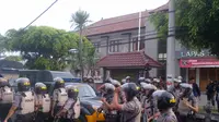 Polisi berjaga di Lapas Kerobokan Bali (Dewi Divianta/Liputan6.com)