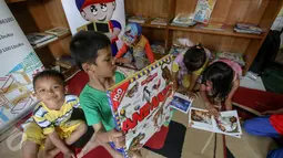 Sejumlah anak membaca buku di Yayasan 1001 Buku, Jakarta, Senin (8/5). Memperingati Hari Pendidikan Nasional pada 2 Mei, TIKI mendonasikan dana untuk Yayasan 1001 Buku yang mempunyai jaringan hingga ke pelosok negeri. (Liputan6.com/Faizal Fanani)