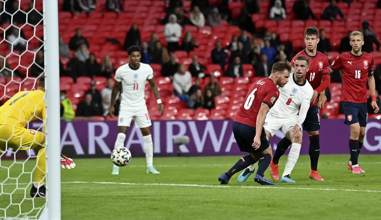 Inggris hampir menggandakan keunggulan di menit ke-86, namun gol dari tendangan Henderson dianulir wasit karena offside. (Foto: AP/Pool/Justin Tallis)