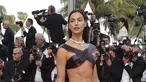 Pakaian tersebut menampilkan atasan crop top berbahan kulit yang mungil, yang menyilang di bahunya dan memamerkan bentuk tubuhnya yang luar biasa. (Photo by Vianney Le Caer/Invision/AP)