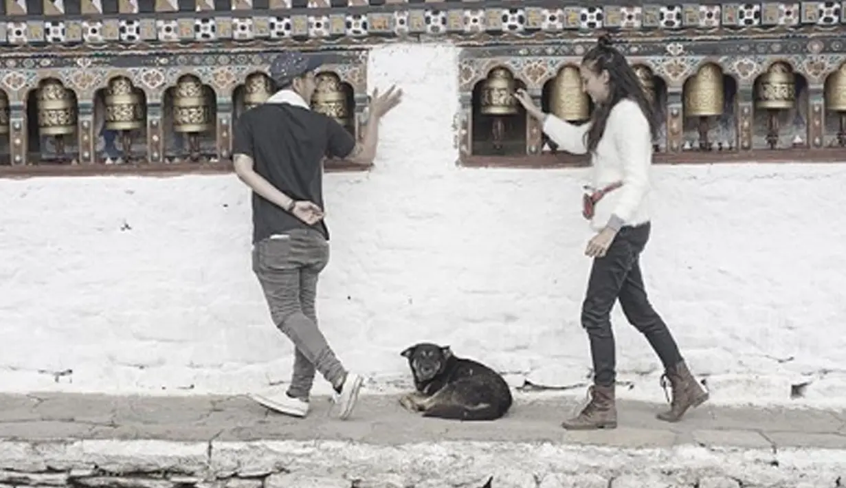 Nadine dan Dimas juga sempat travelling ke Bhutan, negara kecil yang letaknya dikelilingi oleh pegunungan Himalaya.