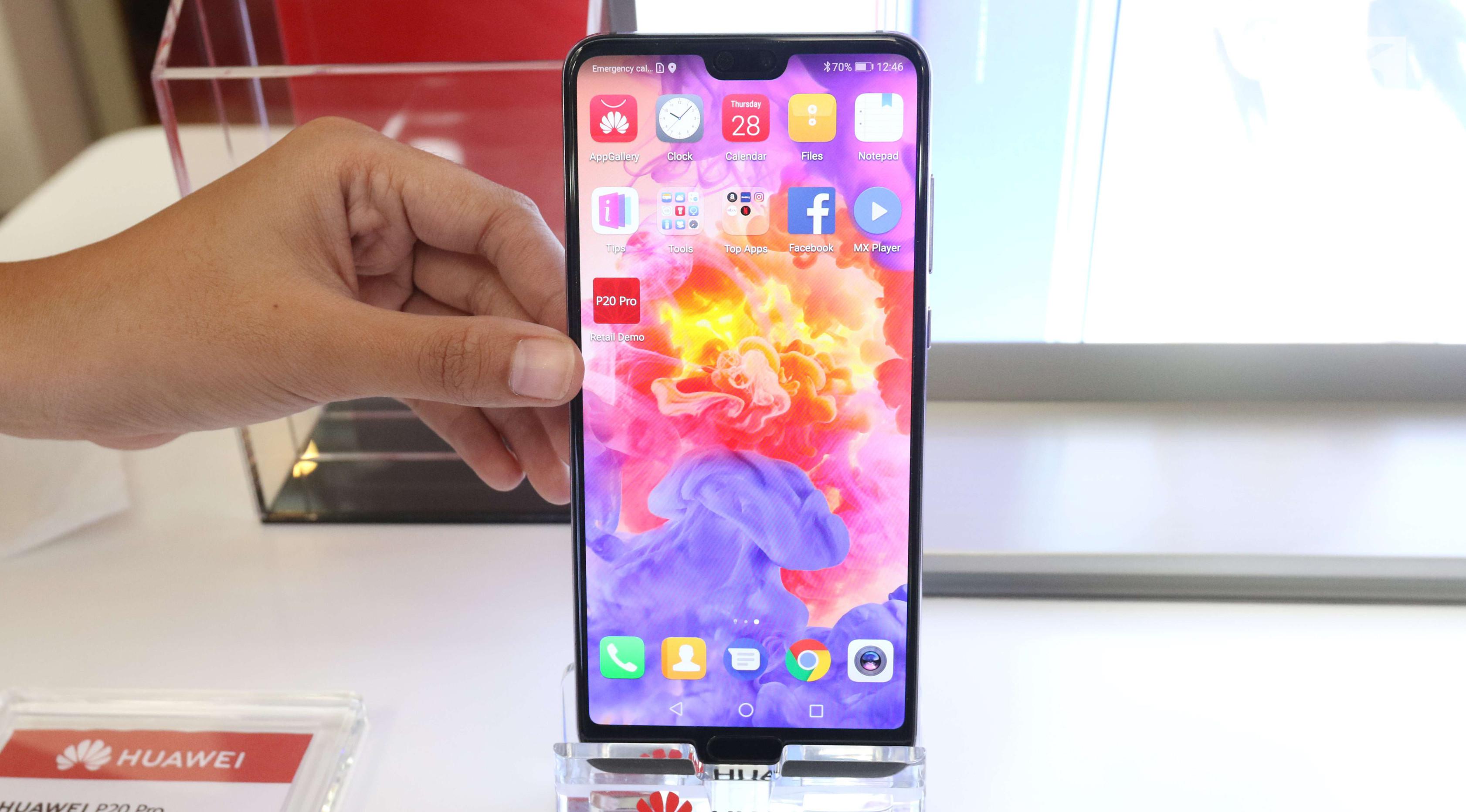 Seorang pengunjung melihat ponsel Huawei P20 Pro di Jakarta, Kamis (28/6). Huawei P20 Pro resmi dipasarkan dan dibanderol seharga Rp 11.999.000 di Indonesia. (Liputan6.com/Angga Yuniar)